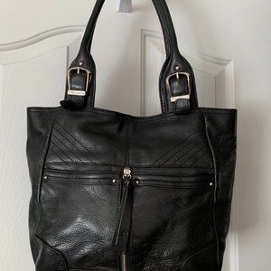 ***Black leather B. Makowsky shoulder bag***